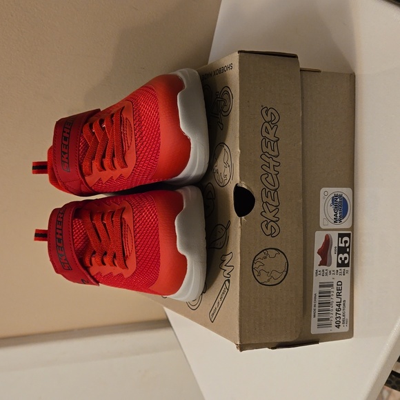New in box Boys red Skechers Selectors Sneakers 3.5 - Picture 2 of 10